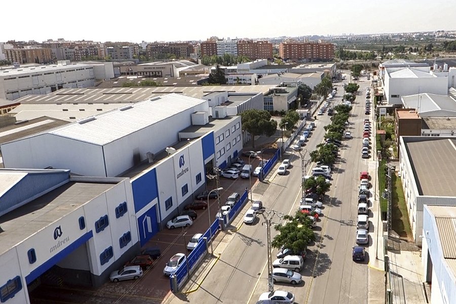 Vista de un polígono industrial en Valencia con naves disponibles para alquiler.